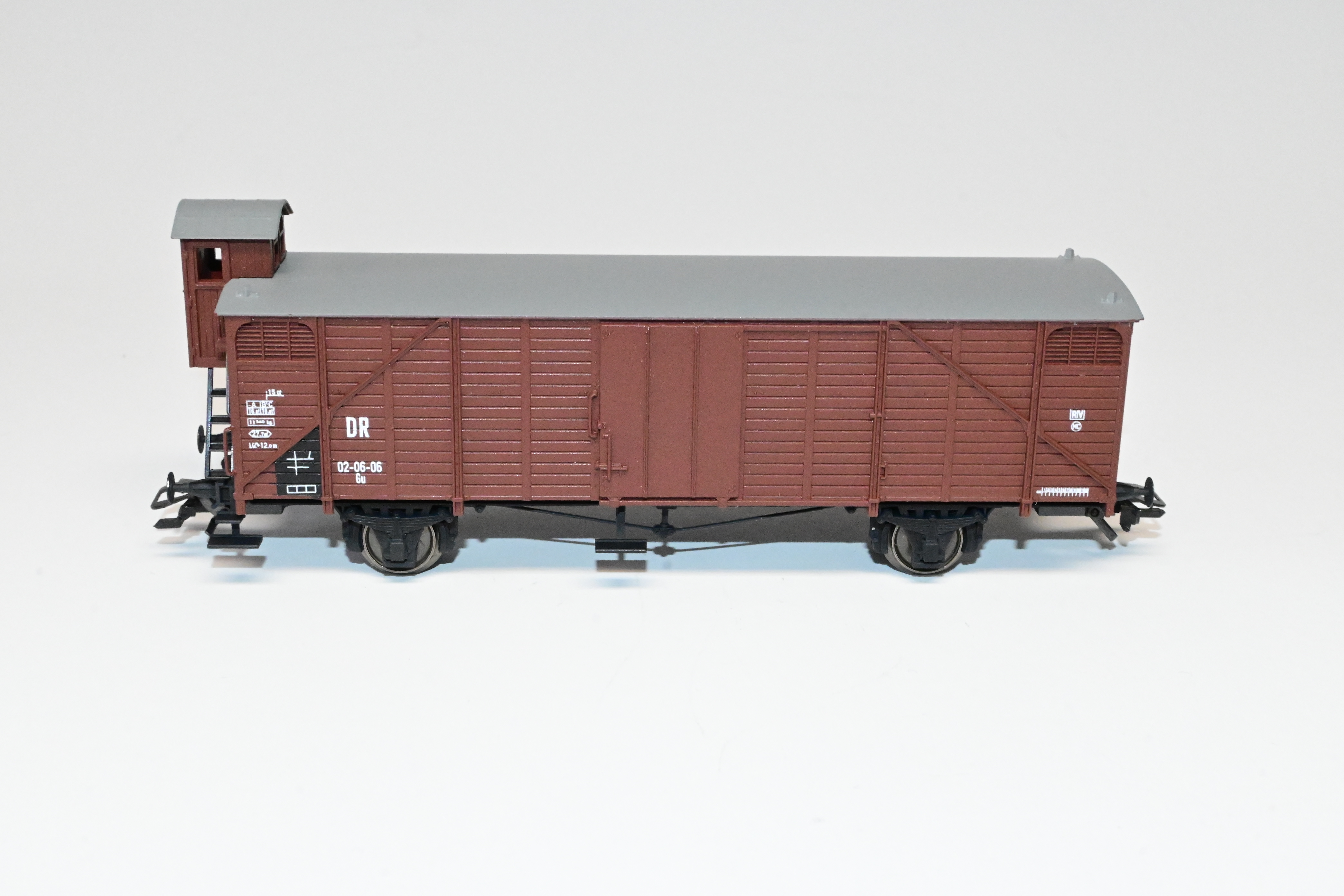 Artikel Bild: Märklin H0 gedeckter Güterwagen Gu der DR in Ep. III, KKK/NEM 
